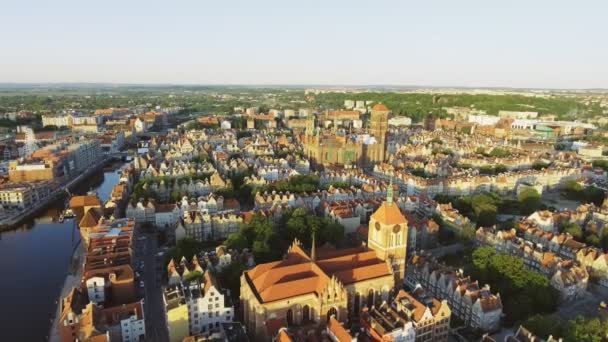 A cidade velha de arquitetura de Gdansk na luz do por do sol. Tiro aéreo. Canal e edifícios - vista superior — Vídeo de Stock