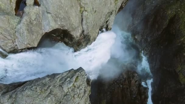 Захватывающий вид с воздуха на огромный водопад и долину вокруг него. Вид на птицу. Норвегия, Манафа . — стоковое видео