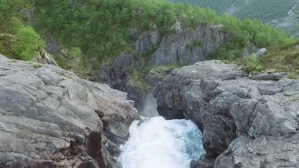 Video van Manafossen waterval in Noorwegen. Luchtfoto schot. Bovenaanzicht. — Stockvideo