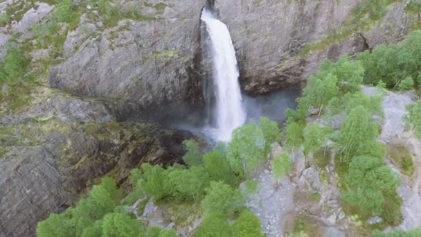 Dech beroucí letecký pohled na obrovský vodopád a údolí kolem něj. Z ptačí perspektivy. Norsko, Manafossen. — Stock video