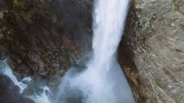 Manafossen şelale Norveç'te video. Hava atış. Üstten görünüm.
