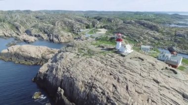 Video Lindesnes yaz, Güney Norveç ulusumuza yol gösteriyor. Hava atış. Kayalık deniz Sahili ve mavi gökyüzü.