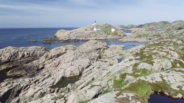 Відео Lindesnes beacon влітку, Південний Норвегії. Повітряний постріл. Скелястому морському узбережжі і синього неба. — стокове відео