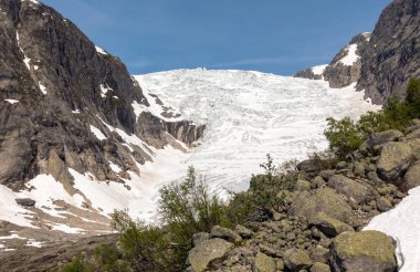 Steinmannen ve Bakli Tuftebreen - Norveç buzul fotoğrafı yakınlardadır. Havadan görünümü.