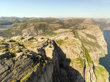Preikestolen, Müezzin Kayası Lysefjord Norveç'te, fotoğraf. Havadan görünümü.