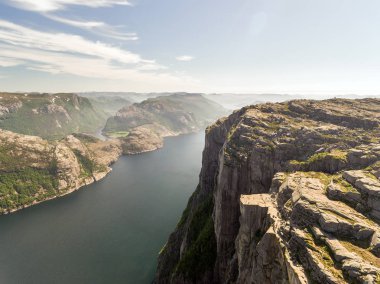 Preikestolen, Müezzin Kayası Lysefjord Norveç'te, fotoğraf. Havadan görünümü.
