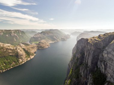 Preikestolen, Müezzin Kayası Lysefjord Norveç'te, fotoğraf. Havadan görünümü.