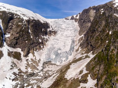 Steinmannen ve Bakli Tuftebreen - Norveç buzul fotoğrafı yakınlardadır. Havadan görünümü.