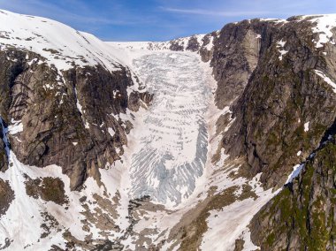 Steinmannen ve Bakli Tuftebreen - Norveç buzul fotoğrafı yakınlardadır. Havadan görünümü.