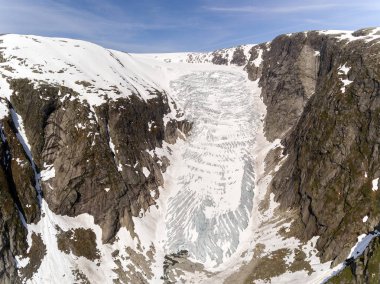 Steinmannen ve Bakli Tuftebreen - Norveç buzul fotoğrafı yakınlardadır. Havadan görünümü.