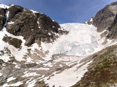 Steinmannen ve Bakli Tuftebreen - Norveç buzul fotoğrafı yakınlardadır. Havadan görünümü.