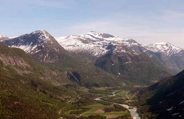 Vue aérienne de la vallée dans le parc national Jostedalsbreen en Norvège par une journée ensoleillée — Photo