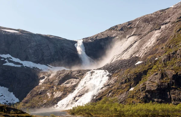 Hızlı çarpıcı şelale Husedalen vadi, Norveç'te fotoğraf. Havadan görünümü. Yaz saati.