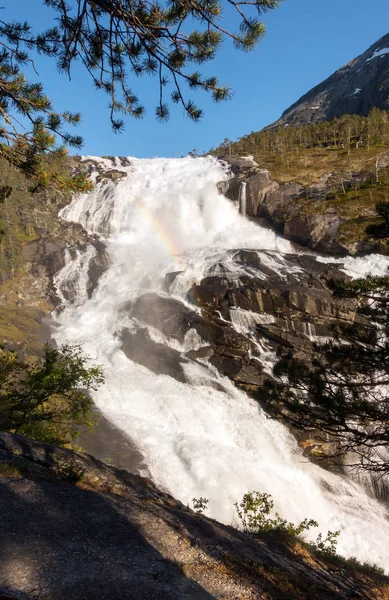 Foto de Rapid Stunning Waterfall en Husedalen Valley, Noruega. Vista aérea. Hora de verano . — Foto de Stock