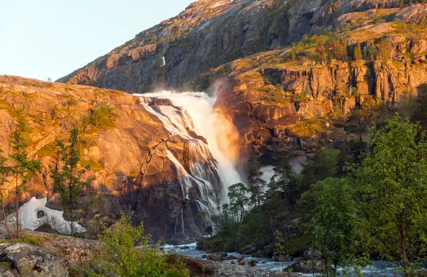 Foto de Rapid Stunning Waterfall en Husedalen Valley, Noruega. Vista aérea. Hora de verano . — Foto de Stock