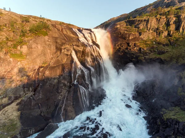 Foto de Rapid Stunning Waterfall en Husedalen Valley, Noruega. Vista aérea. Hora de verano . — Foto de Stock