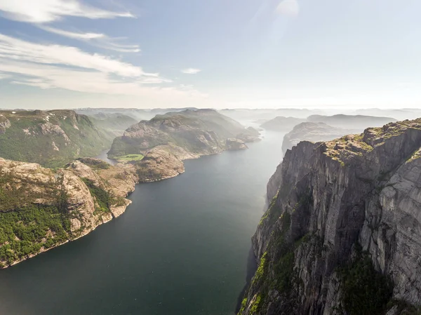 Preikestolen, Müezzin Kayası Lysefjord Norveç'te, fotoğraf. Havadan görünümü.