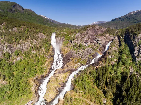 Foto de Latefossen - cascada rápida en Noruega. Vista aérea, hora de verano . — Foto de Stock
