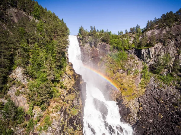 Foto de Latefossen - rápida cachoeira na Noruega. Vista aérea, hora de verão . — Fotografia de Stock