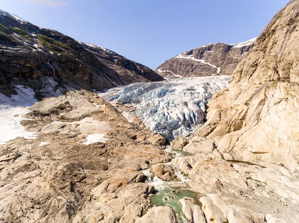 Nigardsbreen buzul Nigardsvatnet Jostedalsbreen Ulusal parkında güneşli bir Norveç'te hava drone