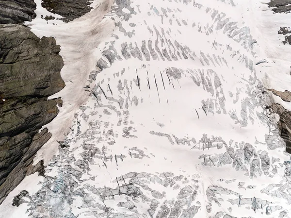 Foto di Tuftebreen - ghiacciaio in Norvegia è vicino a Steinmannen e Bakli. Vista aerea . — Foto Stock