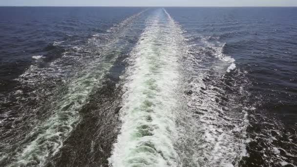 Beelden van turquoise schuimende zee golven achter snelle motorboot. — Stockvideo