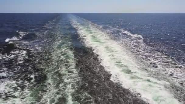 Imágenes de olas marinas espumosas de color turquesa detrás de una lancha rápida . — Vídeos de Stock