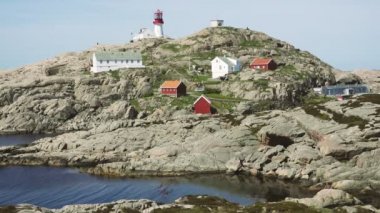 Video Lindesnes yaz, Güney Norveç ulusumuza yol gösteriyor. Hava atış. Kayalık deniz Sahili ve mavi gökyüzü.
