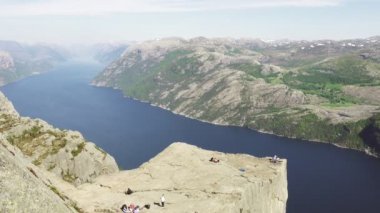 Müezzin Kayası, Norveç'te Lysefjorden. Ryfylke, en ünlü turistik Lysefjord üzerinde etkileyici bir 604 metre kuleleri. Havadan görünümü.