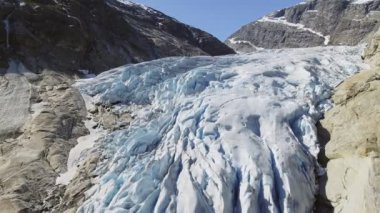 Nigardsbreen buzul Nigardsvatnet Jostedalsbreen Ulusal parkında güneşli bir Norveç havadan görünümü