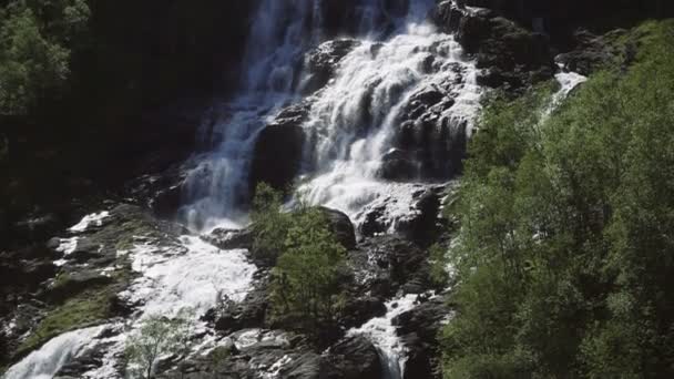 Rápida impresionante cascada en el valle de Husedalen, Noruega. Hora de verano . — Vídeo de stock