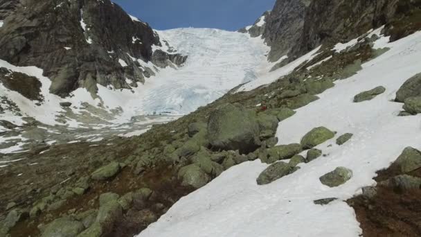 Tuftebreen - gletsjer in Noorwegen ligt vlakbij Steinmannen en Bakli. Luchtfoto. — Stockvideo