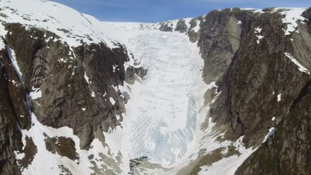 Tuftebreen - glaciar en Noruega está cerca de Steinmannen y Bakli. Vista aérea . — Vídeo de stock