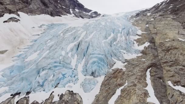 화창한 날에 노르웨이에서 Nigardsvatnet Jostedalsbreen 국립 공원에 Fabergstolsbreen 빙하의 항공 보기 — 비디오