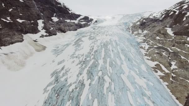 晴れた日にノルウェーの Nigardsvatnet ヨステダール氷河国立公園内の Fabergstolsbreen 氷河の空撮 — ストック動画