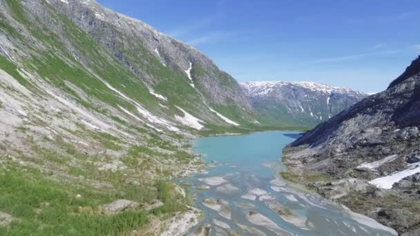 화창한 날에 노르웨이에서 Nigardsvatnet Jostedalsbreen 국립 공원에서 Nigardsbreen 빙하 근처 공중 보기 — 비디오