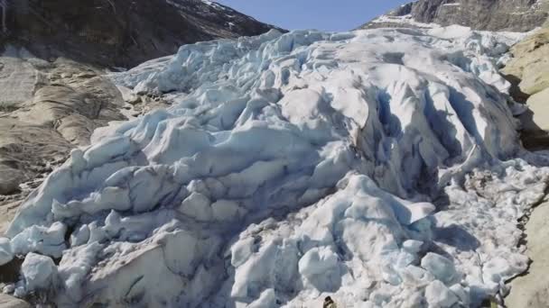 晴れた日にノルウェーの Nigardsvatnet ヨステダール氷河国立公園内の Nigardsbreen 氷河の空撮 — ストック動画