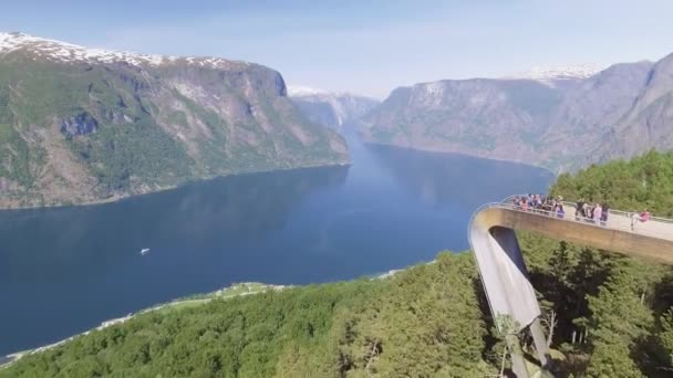 美しいノルウェー、ソグネ フィヨルド - 2018 年 5 月 25 日: Stegastein の眺望 — ストック動画
