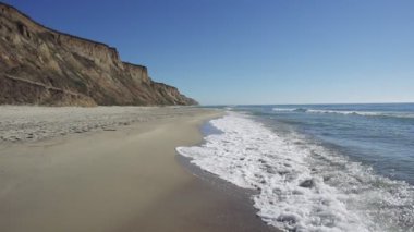 Güzel yavaş hareket okyanus yüzeyinin