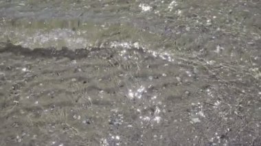 Güzel yavaş hareket okyanus yüzeyinin, sessizce bir dalga sallayarak