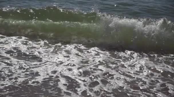 Olas rodar en la costa en cámara lenta — Vídeos de Stock