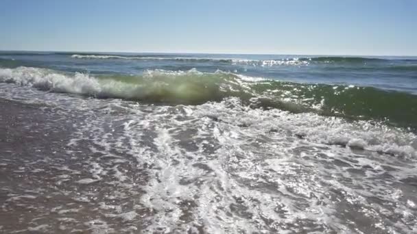 Волны катятся к побережью в замедленной съемке — стоковое видео