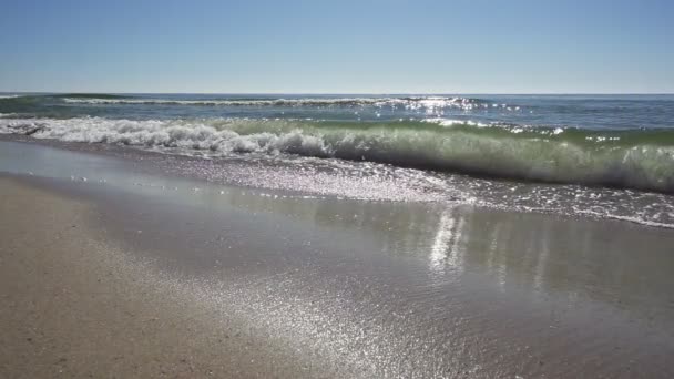 Хвилі впадають в узбережжя повільним рухом — стокове відео