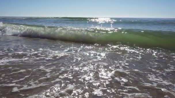 Olas rodar en la costa en cámara lenta — Vídeos de Stock