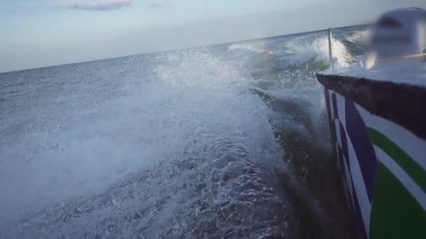 高速ボート、白い泡の上に上がると深い青色の水の巨大なストリームから引き出された強力な波 — ストック動画