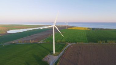 Rüzgar türbinleri ve tarım alanları - enerji üretimi ile temiz ve yenilenebilir enerji - hava atış