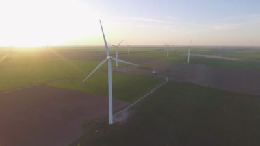 Rüzgar türbinleri ve tarım alanları - enerji üretimi ile temiz ve yenilenebilir enerji - hava atış