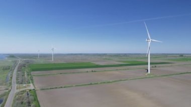 Rüzgar elektrik jeneratörü - santralleri alanında. Havadan görünümü