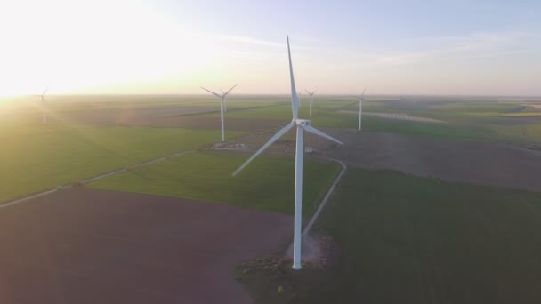 Turbinas eólicas y campos agrícolas - Producción de energía con energía limpia y renovable - plano aéreo — Vídeo de stock