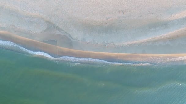 Mujer está caminando Estrecha línea de playa, olas y el océano. Vista aérea . — Vídeos de Stock